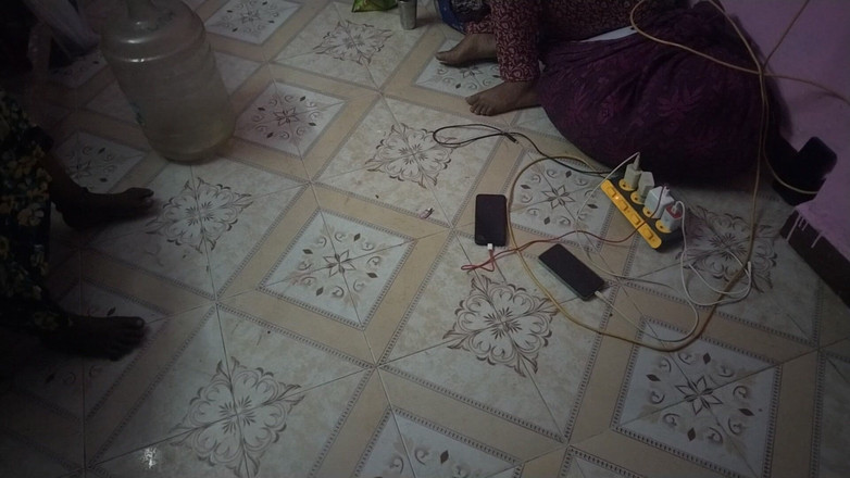 Tamil lesbian: Une desi tamoule fait du dirty talk à la maison