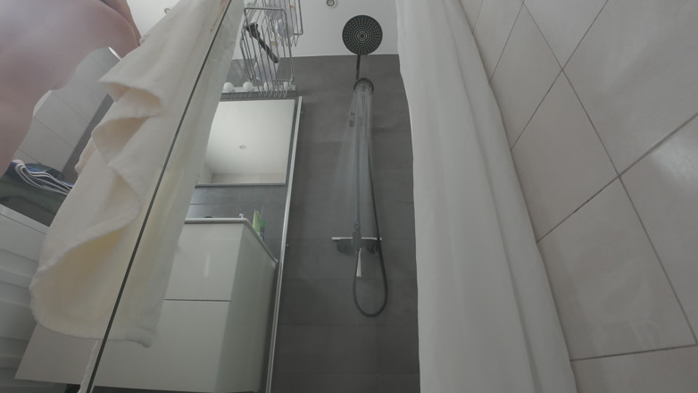 ScottishSweetie: Tight Hairy Pussy Pissing in the Shower