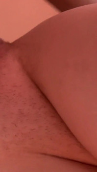 Una ragazza giovane è sempre pronta ad aprire le gambe davanti a un ragazzo