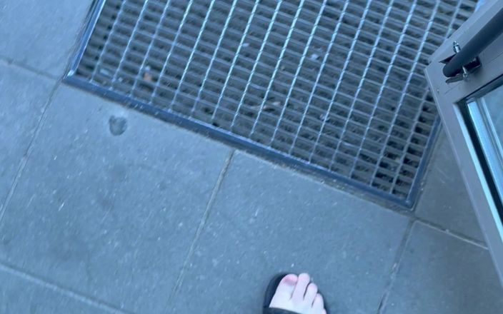Feet: Ступни в шлепанцах и походка в шлепанцах