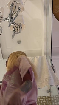 La ragazza sexy in bagno si prepara a togliersi le mutandine e la sua ragazza la visita per allargarla la figa e controllare le sue tette piccole