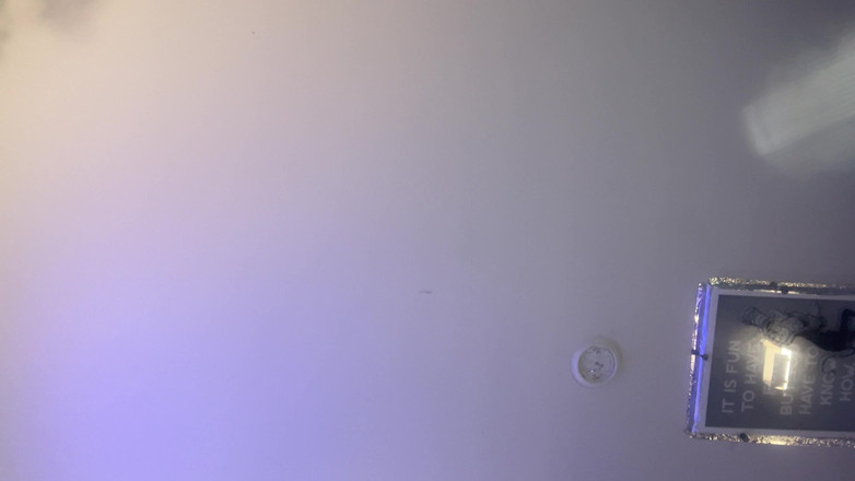 Savage confidence: Berbohong di atas katil dengan kamera antara kaki saya tengok...