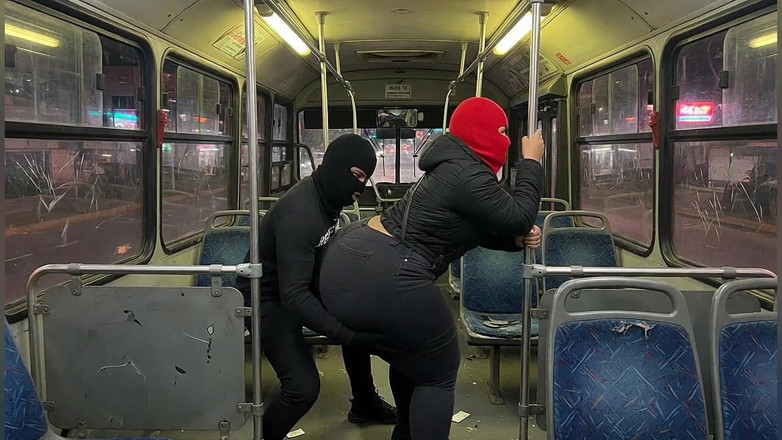 Animate golden: Stor rövflicka i rosa leggings på bussen remsor till rosa...