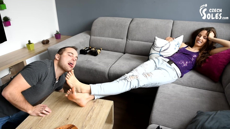 Czech Soles - foot fetish content: Hangover, kaki besar seksi dan ibadah kaki gila!
