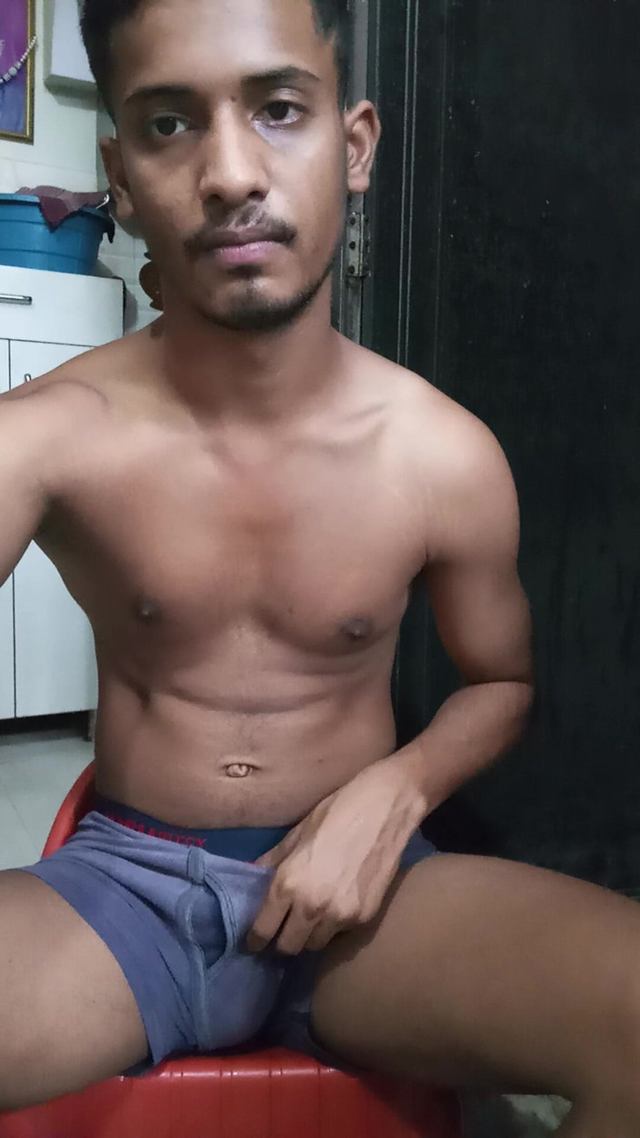 Curlyboy: Un jeune Indien se fait masser gros devant la webcam