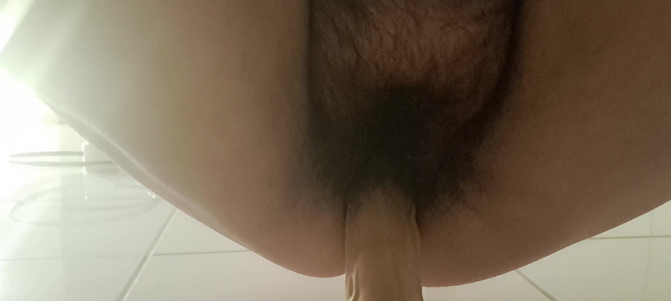 Mommy big hairy pussy: Madrasta fode com vibrador no banheiro