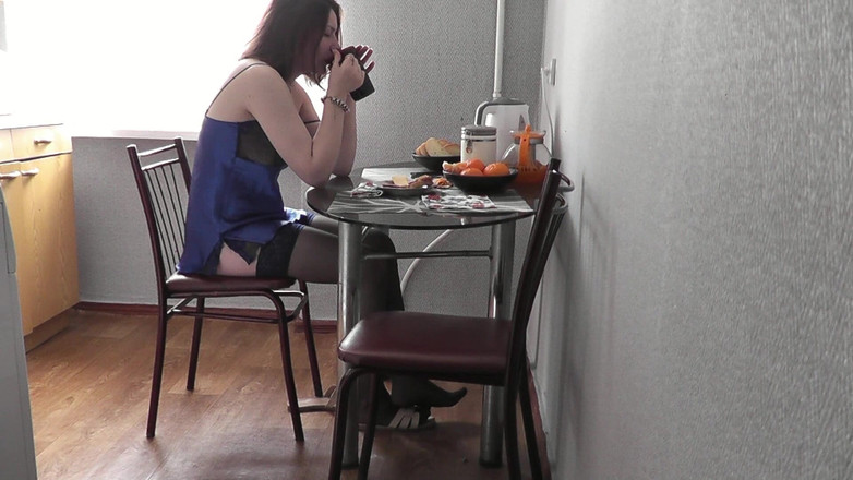 Assol: Jolie fille. La sexy Assol en lingerie érotique fait du café...