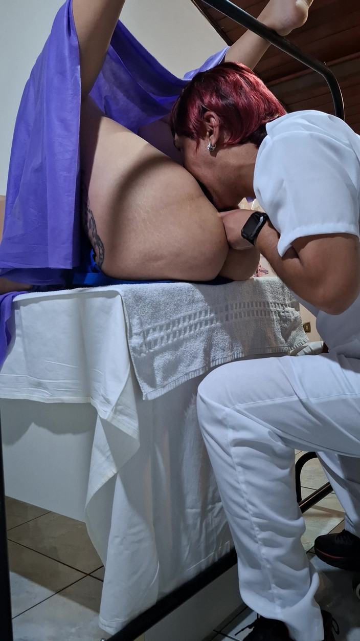 Gabi SweetCouplesStories: Gynekologická prohlídka končí orgasmem pacienta a doktorovým výstřikem