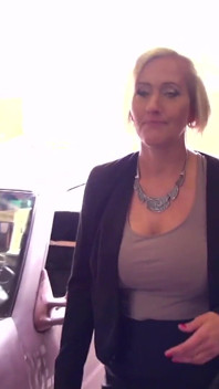 Sexy milf krijgt een warme neukpartij en een warme lading op haar gezicht