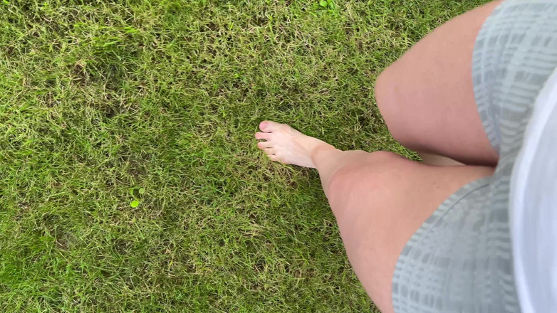 Feet: Barfuß auf dem Gras laufen