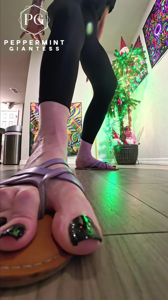 Peppermint Giantess: 6'7 Giantess esmaga o chão em sandálias intensas slow-mo Stomps...