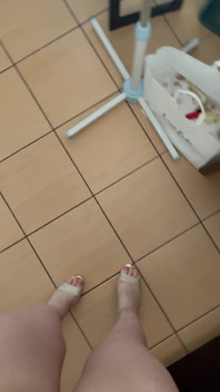 POV: het geluid van het lopen op beige hoge hakken