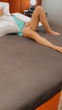 饥渴熟女在卧室的裙底下高潮