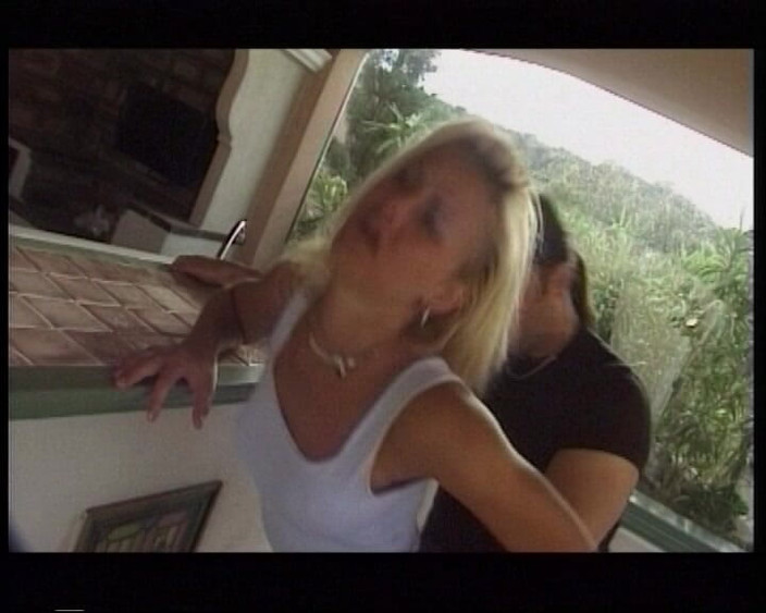 All you need to fuck: Cô bé tóc vàng bị đút đôi trong xe hơi