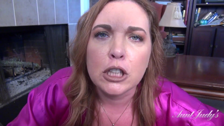 Aunt Judy's: Auntjudys - Din bystiga MILF steg-moster Denise ger dig en handjob (pov)
