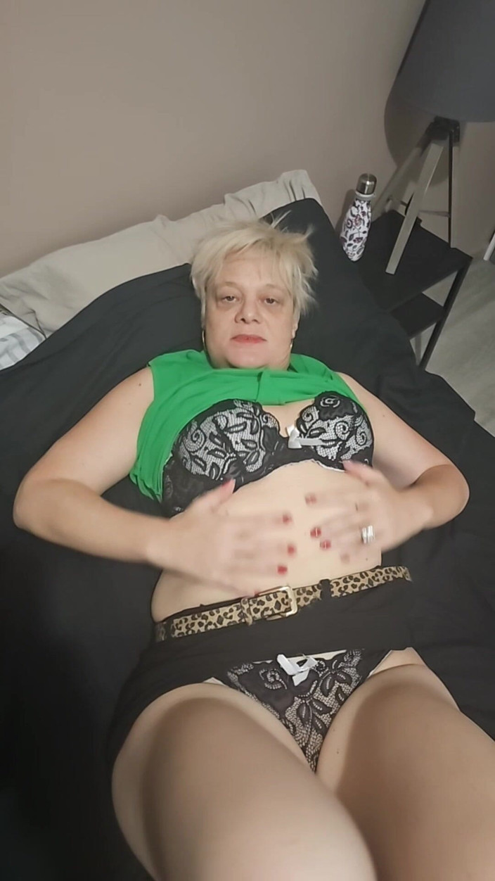 Sofy13: Ahoj, přidej se ke mně na postel, mám kundičku v...