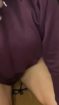 我用一个窥镜强迫我的奴隶通过他的屁股喝水