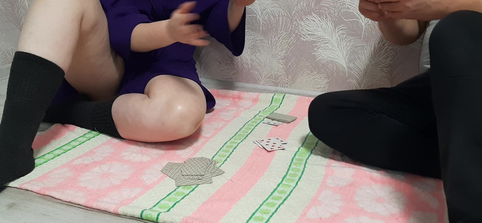 Vik_All: La Hermanastra Se Dejaba Llevar Jugando a Las Cartas Que...