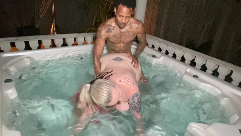 Mature Wanker: Kendra wytatuowana MILF bierze Ralph's BBC w steamy jacuzzi