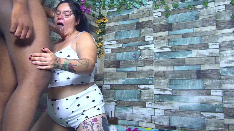 HaremMasterx: Ella Me Hace Una Mamada Mientras Su Esposo No Esta...