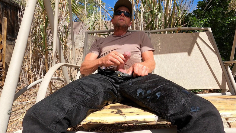 Lapetus: Kencing Sepasang Seluar Jeans Hitam Baru