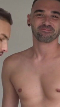 Twink Kevin götü açık havada Jimy Fix tarafından korunmasız sikiliyor
