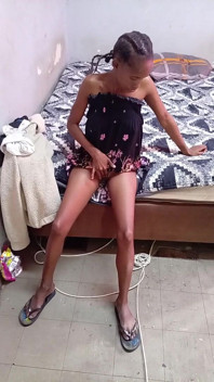 Sexy Teenagerka Masturbuje V Sexy Šatech a Škádlí Nevlastního Tátu