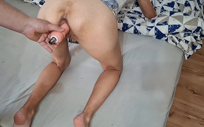 Fisting time: 一个娇小少女阴户的双洞齐插
