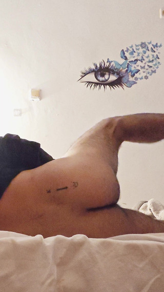 Grayalpha: Sám doma nadržená v posteli