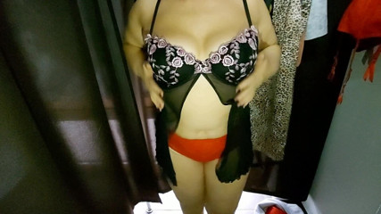 Sexi Ledy: Curvy madam in a fitting room