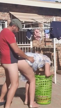 Follando al aire libre mientras se quita la lavandería