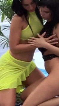 Brunetka vixens se navzájem šukají