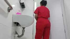 बड़ी वाली नर्स ऑफिस के बाथरूम में रिकॉर्ड की गई
