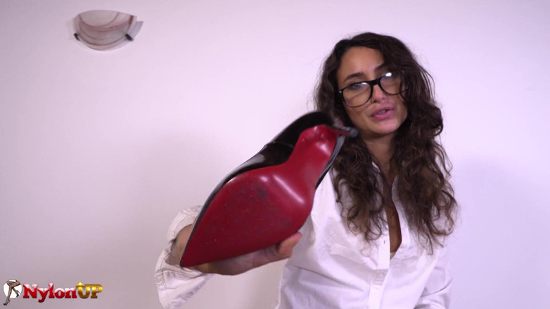 FootFetish Girls With Sex Toys and Nylons: 그녀의 발을 핥고 오줌을 마시는 그녀의 조수를 유혹하는 매혹적인 여자 보스