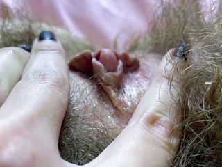 Cute Blonde 666: Primo piano di una figa pelosa con un grande clitoride