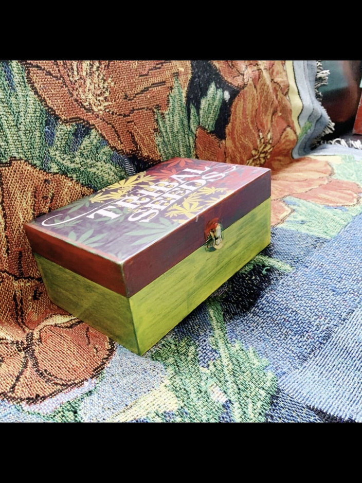 Suzy Wylde: Suzy Wylde es una creadora que crea arte y artículos...