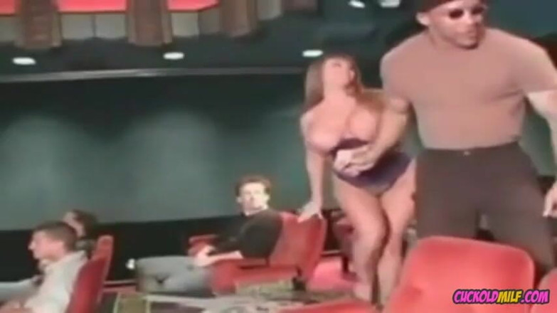 Cuckold MILF: Зрадлива мамка - цицькаста мамка зраджує своєму чоловікові сіссі