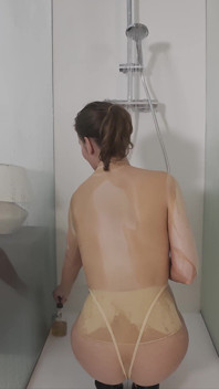 Completamente coperto in nylon nudo bagnato e doccia lucido stuzzica