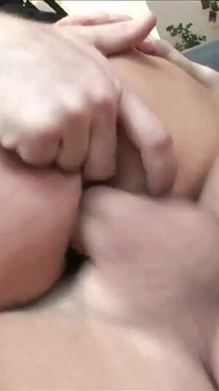 Trojka s Claudií Adams, velká děvka s vyholenou vagínou dostane její kundičku a zadek ošukané dvěma ptáky najednou