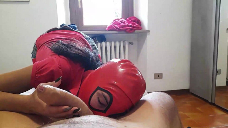 LauraOnHeels: MILF Sempre Sulle Ginocchia a Prendere Cazzi in Bocca POV