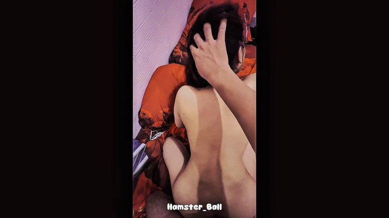 Hamster_Ball: Pequeña chica engañando en primer plano en la habitación de...