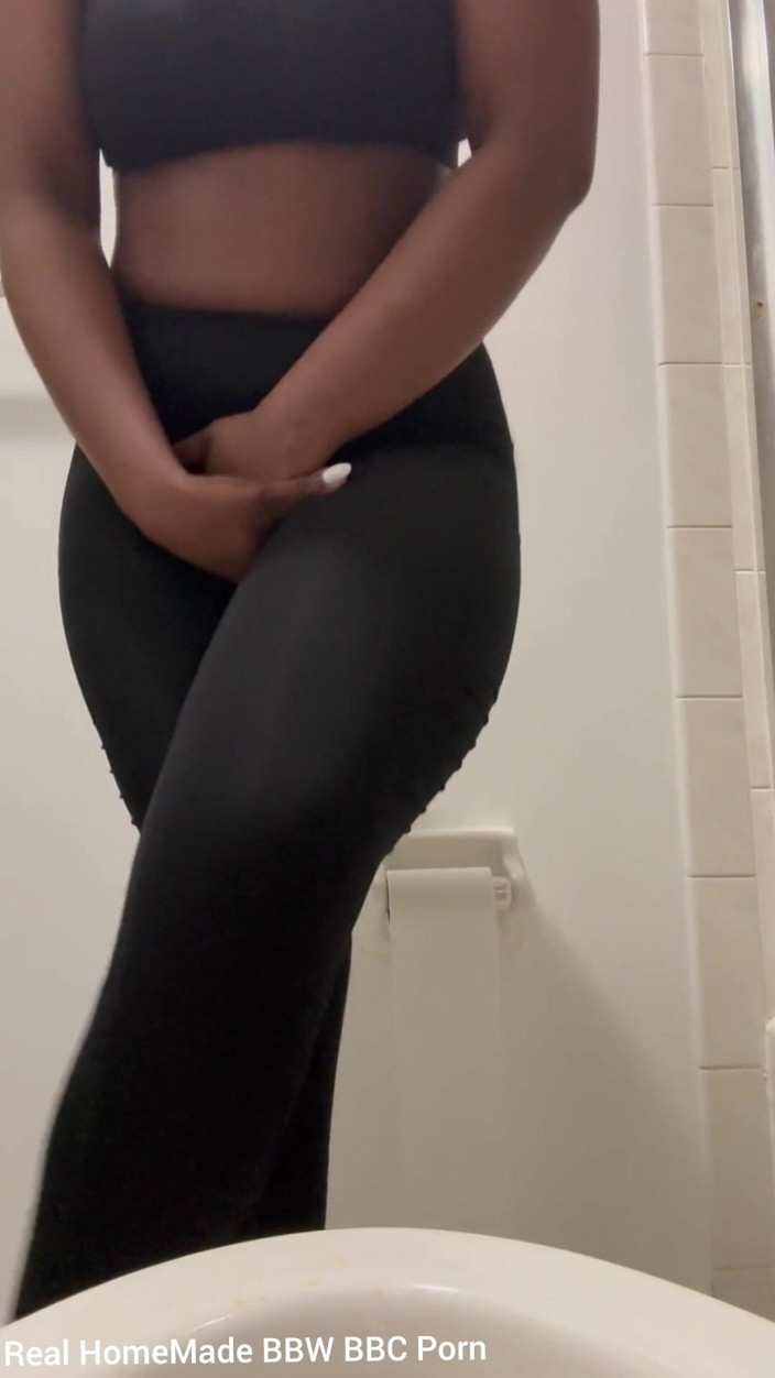 Super sexy ebony cuties: Terdesak untuk wee memotong kaki saya kencing sudut pandangan pertama...