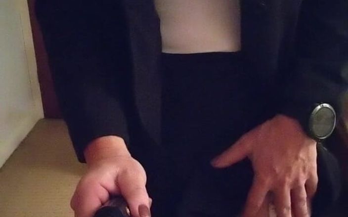 NikkiGee: Myslíš, že můj outfit je v pořádku do práce?