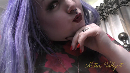 Mxtress Valleycat: Red nails and red lips