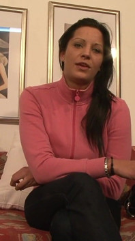 Mamă sexy cu pizdă rasă savurează o singură în timp ce este filmată - 3