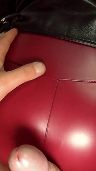 Gata de jaqueta de couro e leggings leva uma gozada