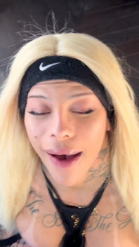 Luna Whore menghisap zakar besar dan memberikan susunya