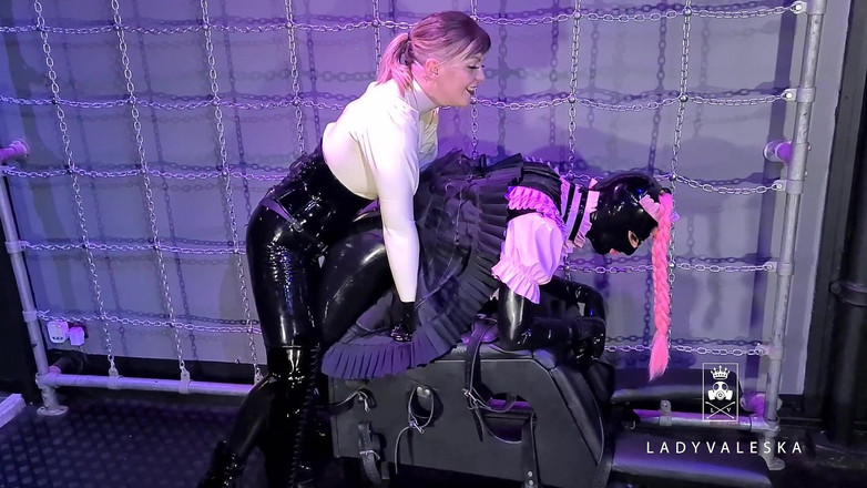 Lady Valeska: Lady Valeska अपनी रबर डॉली को चोदती है