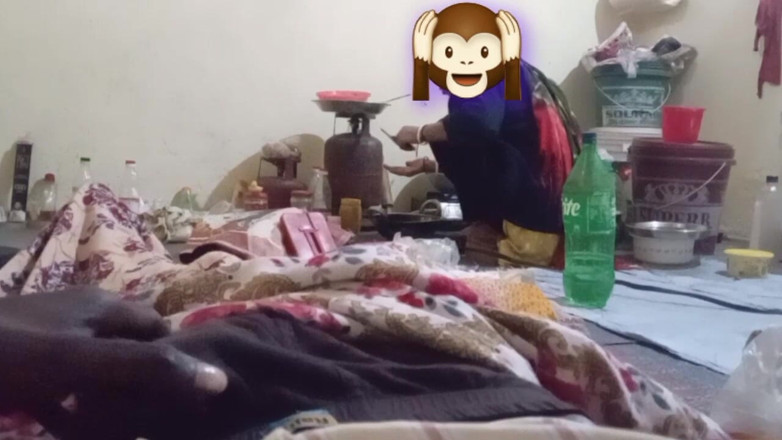 Bengaliauntykichut: Aku masak dan pria itu masturbasi dari belakangku. Video viral...