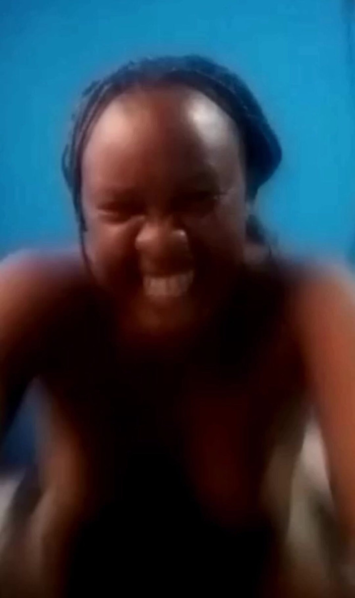 Sugarmama video call mutual masturbation: Kendini soyunuyor ve mastürbasyon yapıyor